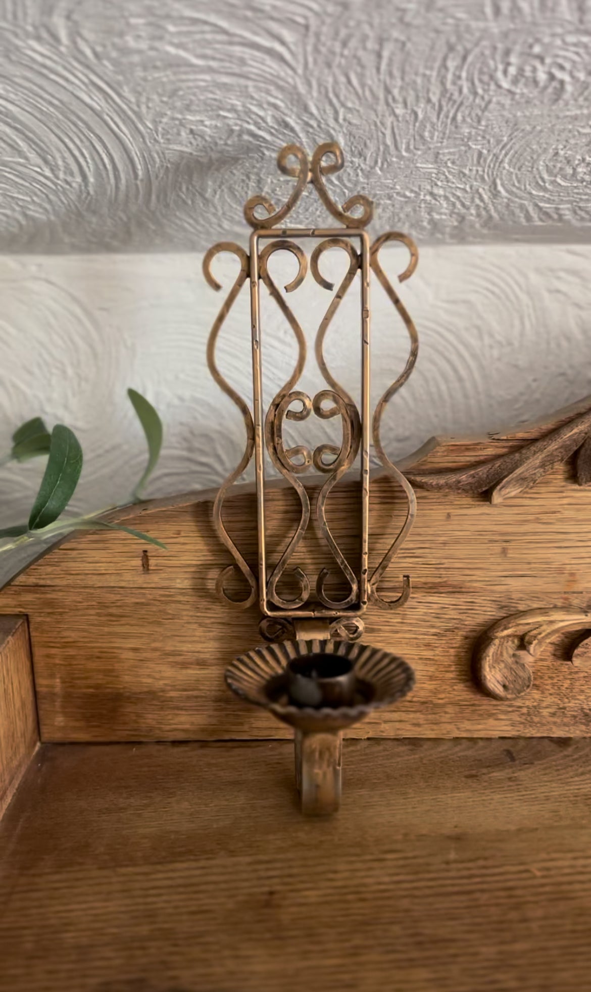 Single Metal Ornate Sconce