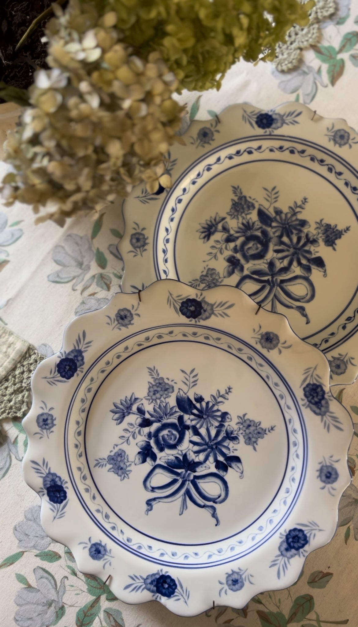 Set of 2 Scalloped Blue and White Bouquet Plates with Plate Hangers